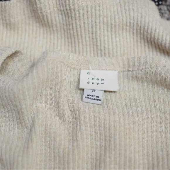 Neutral Ribbed Tee - Picture 4 of 4